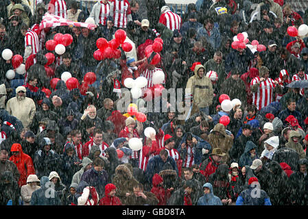 Fußball - FA Barclaycard Premiership - Portsmouth / Southampton. Southampton's Fans werden nass, wenn sich der Himmel öffnet Stockfoto