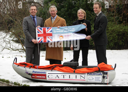 Der Prinz von Wales präsentiert dem Catlin Arctic Survey Team, der Catlin Survey Direktorin Pen Hadlow (links) Navigatorin Ann Daniels und dem Fotografen Martin Hartley (rechts) bei einem Abschiedsempfang für das Survey-Team im Clarence House, London, einen Wimpel. Stockfoto