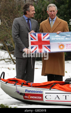 Der Prinz von Wales überreicht dem Direktor des Catlin Arctic Survey Teams Pen Hadlow bei einem Abschiedsempfang für das Catlin Arctic Survey Team im Clarence House, London, einen Wimpel. Stockfoto