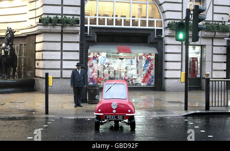 Das kleinste Auto der Welt, der Peel 50, der bald bei Ripley's Believe IT or Not zu sehen sein wird! Museum der Kuriositäten, im Piccadilly Circus, London. Stockfoto