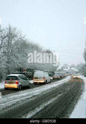 Winterwetter. Pendler kommen in Long Eaton, Nottinghamshire, zur Arbeit, da starker Schneefall Teile des Vereinigten Königreichs trifft. Stockfoto