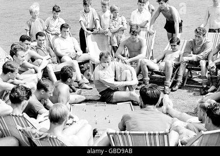 Chelsea-Manager Tommy Docherty (c) hält ein taktisches Gespräch mit seiner Mannschaft mit einem subbuteo Tischfußballspiel, das von einer Gruppe junger Jungen beobachtet wird, in Huxley Lane, Ewell Stockfoto