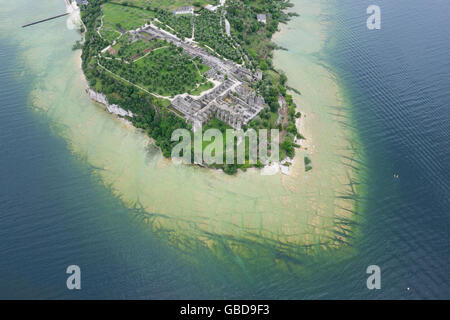 LUFTAUFNAHME. Ruinen einer römischen Villa am Ende der Halbinsel Sirmione. Grotten von Catullus, Provinz Brescia, Gardasee, Lombardei, Italien. Stockfoto