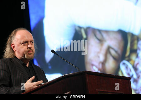 Der Komiker Bill Bailey spricht die Gäste eines Benefizabends für medizinische Hilfe für Palästinenser (MAP) für Gaza an, der im Grosvenor House Hotel im Zentrum von London abgehalten wird. Stockfoto