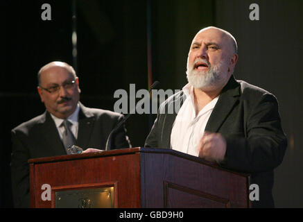 Der Komiker und Schriftsteller Alexei Sayle (rechts) spricht Gäste eines Benefizabends für medizinische Hilfe für Palästinenser (MAP) für Gaza an, der im Grosvenor House Hotel im Zentrum von London abgehalten wird. Stockfoto