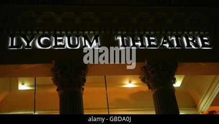 Theaterbeständen. Das Lyceum Theatre im Londoner West End, das derzeit den König der Löwen zeigt. Stockfoto