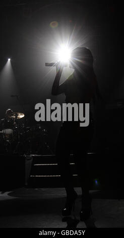 Lily Allen tritt auf der Bühne bei Koko in Camden, Nord London, auf. Stockfoto