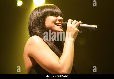 Lily Allen tritt auf der Bühne bei Koko in Camden, Nord London, auf. Stockfoto