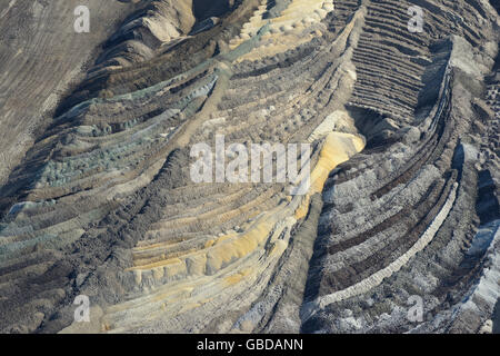 LUFTAUFNAHME. Lagerstätte der Überlast am Boden einer Tagebau-Kohlelinie. Bełchatów, Region Łódź, Polen. Stockfoto