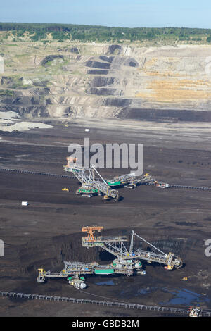 LUFTAUFNAHME. Schaufelradbagger in einer Tagebaumine. Bełchatów, Region Łódź, Polen. Stockfoto