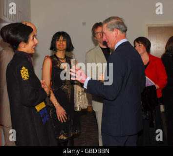 Der Prinz von Wales (Mitte rechts) spricht mit der Künstlerin Lubna Chowdary (links), die ein Erinnerungskunstwerk mit dem Titel Nocturne entworfen hat, das während des Besuches des Prinzen von Wales beim neuen Haus des BBC National Orchestra of Wales, der eigens erbauten Hoddinott Hall im Wales Millennium Center (WMC), Cardiff Bay, enthüllt wurde. Stockfoto