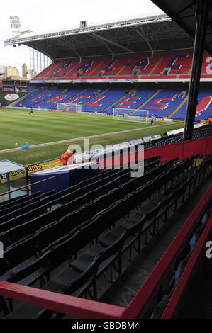 Fußball - Coca-Cola Football League Championship - Crystal Palace gegen Blackpool - Selhurst Park. Selhurst Park mit Blick auf den Holmesdale Road Stand Stockfoto