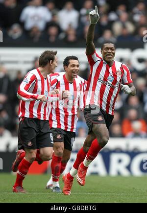 Fußball - Barclays Premier League - Newcastle United / Sunderland - St James' Park. Scunderlands Djibril Cisse (r) feiert nach dem ersten Tor Stockfoto