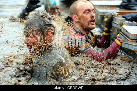 Die Teilnehmer nehmen am harten Guy 2009 Endurance-Wettbewerb in Perton, South Staffordshire, Teil. Stockfoto
