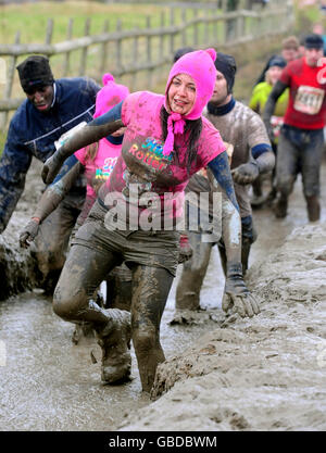 Ein Teilnehmer nimmt am harten Guy 2009 Langstreckenwettbewerb in Perton, South Staffordshire, Teil. Stockfoto