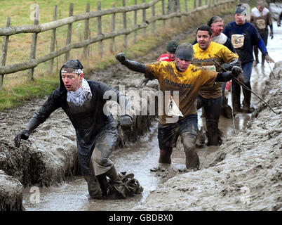 Die Teilnehmer nehmen am harten Guy 2009 Endurance-Wettbewerb in Perton, South Staffordshire, Teil. Stockfoto