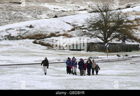 Gruppen von Wanderern kommen vom hohen Boden der North York Moors, als ein kalter Snap Großbritannien trifft. Stockfoto