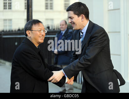 Außenminister David Miliband trifft den chinesischen Außenminister Yang Jiechi im Carlton House Gardens in London. Stockfoto