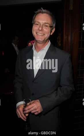 Stephen Daldry nimmt an den Evening Standard British Film Awards 2009 Teil, die im Restaurant Ivy in London verliehen werden. Stockfoto