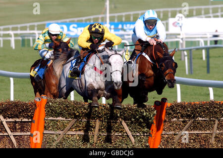 Rooster Booster unter Richard Johnson (links) führt von „Eventual“ Sieger Hardy Eustace riden von Conor O'Dwyer im Smurfit Champion Hürde Stockfoto