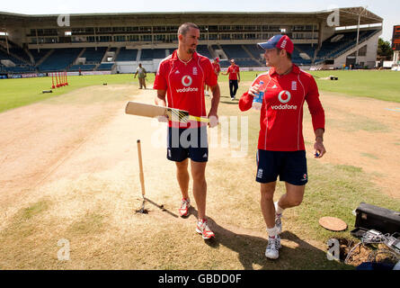 England Kapitän Andrew Strauss (rechts) spricht mit Kevin Pietersen, nachdem er während einer Netzsitzung im Sabina Park, Kingston, Jamaika, inspiziert hat. Stockfoto