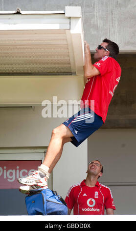 Englands Graeme Swann zieht sich während einer Netzsitzung im Sabina Park, Kingston, Jamaika, auf das Dach der Umkleidekabine. Stockfoto