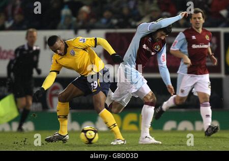 Jay Simpson von West Bromwich Albion (links) und Steven Thompson von Burnley kämpfen um den Ball. Stockfoto