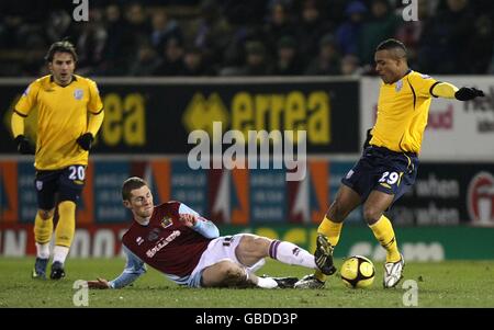 Fußball - FA Cup - vierte Runde Replay - Burnley gegen West Bromwich Albion - Turf Moor. Jay Simpson von West Bromwich Albion (rechts) und Chris McCann von Burnley kämpfen um den Ball. Stockfoto