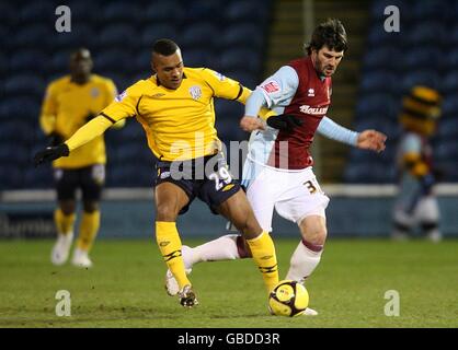 Fußball - FA Cup - vierte Runde Replay - Burnley gegen West Bromwich Albion - Turf Moor. Jay Simpson von West Bromwich Albion (links) und Steven Thompson von Burnley kämpfen um den Ball. Stockfoto