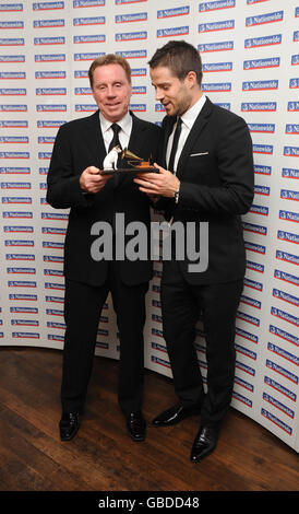 Harry Redknapp, links, erhält den HMV Football Extravaganza Lifetime Achievement Award bei der HMV Football Extravaganza, die er mit seinem Sohn Jamie im Grosvenor House Hotel, London, gesehen hat. Stockfoto