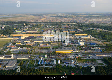 LUFTAUFNAHME. Große Infrastruktur des Kraftwerks Bełchatów mit der Tagebaumine in der Ferne. Bełchatów, Region Łódź, Polen. Stockfoto