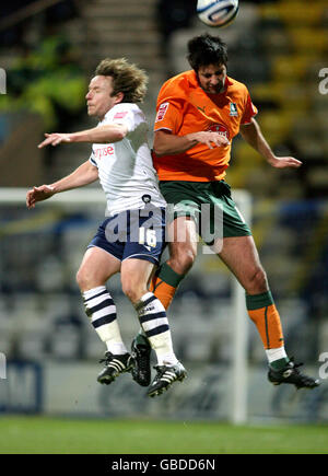 Fußball - Coca-Cola Football League Championship - Preston North End / Plymouth Argyle - Deepdale. Paul McKenna von Preston North End und Rory Fallon von Plymouth Argyle. Stockfoto