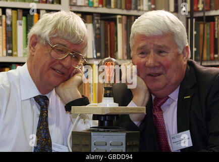 Dr. Ian Edwards, links von der University of Newcastle und Professor Jim Feast, rechts von der Durham University mit einer frühen Glühbirne aus Kohlenstofffilament aus den frühen 1900er Jahren, als die Suche nach der ältesten Glühbirne gestartet wird, die noch stark in einem britischen Haus leuchtet, An der Literary and Philosophical Society, Westgate Road, Newcastle-upon-Tyne. Stockfoto