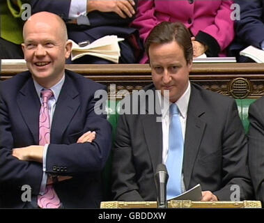 Der konservative Parteivorsitzende David Cameron und der Schattenaußenminister William Hague sprechen während der Fragen des Premierministers im Londoner Unterhaus. Stockfoto