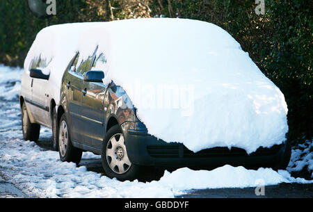 In Goudhurst, Kent, bedeckt Schnee immer noch Autos, nachdem am Montag Schnee über das Land gefegt wurde. Stockfoto