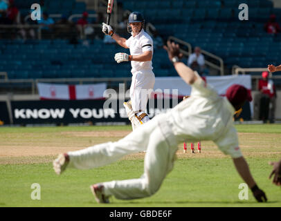 Der englische Kapitän Andrew Strauss blickt zurück, als der Ball während des ersten Tests im Sabina Park, Kingston, Jamaika, nicht zum westindischen Xavier Marshall überging. Stockfoto