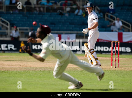 Der englische Kapitän Andrew Strauss blickt zurück, als er während des ersten Tests im Sabina Park, Kingston, Jamaika, von West Indies' Xavier Marshall fallen gelassen wurde. Stockfoto