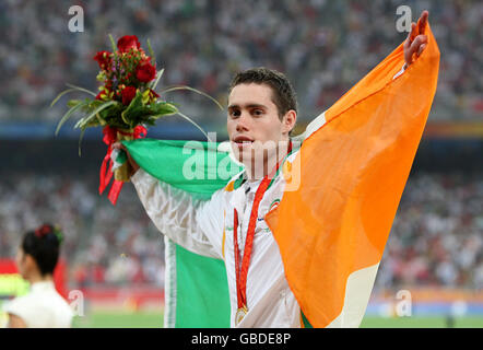 Jason Smyth, Irlands Republik, feiert den Gewinn der Goldmedaille im 100-M-T13-Finale der Männer im Nationalstadion während der Paralympischen Spiele in Peking 2008, China. Stockfoto