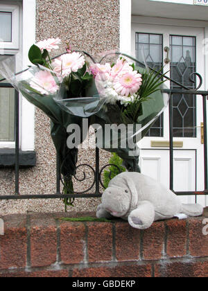 Ehrungen, die an der Szene in der Commercial Street in Ystrad Mynach, Caerphilly, Wales, hinterlassen wurden, wo der dreieinhalb Monate alte Jaden Joseph Mack von zwei Hunden im Familienbesitz zu Tode geklungen wurde. Stockfoto