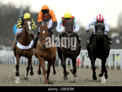 Premio Loco von George Baker (orangefarbene Kappe) gewinnt auf der Rennbahn Kempton Park die Ladybird-Einsätze. Stockfoto