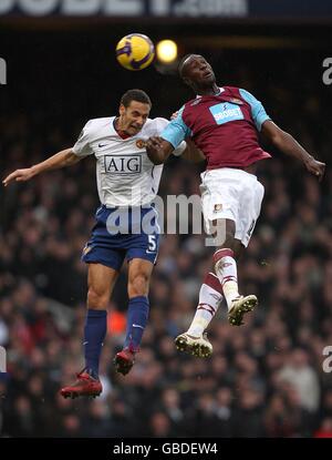 Fußball - Barclays Premier League - West Ham United / Manchester United - Upton Park. Rio Ferdinand von Manchester United (links) und Carlton Cole von West Ham United (rechts) in Aktion Stockfoto