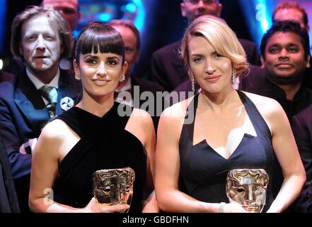 Beste Nebendarstellerin Penelope Cruz (links) und Beste Schauspielerin Kate Winslet (rechts) auf der Bühne bei den British Academy Film Awards 2009 im Royal Opera House in Covent Garden im Zentrum von London. DIE VERWENDUNG DIESES BILDES IST BIS SONNTAG, 8. FEBRUAR, 21:30 UHR GMT STRENG GESPERRT. Stockfoto