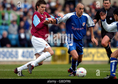 Fußball - Nationwide League Division One - Millwall gegen West Ham United. Millwalls Danny Dichio (r) und West Ham United's Michael Carrick (l) kämpfen um den Ball Stockfoto