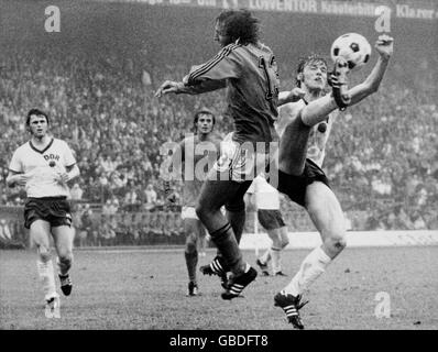 Gerd Kische (r) versucht, den Ball zu hacken Klar, wie Johan Neeskens (c) aus Holland zurück tritt Stockfoto