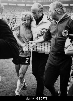 Bundestrainer Helmut schon (c) und sein Assistent Jupp Derwall (r) gratuliert Berti Vogts (l) nach ihrem 2-0-Sieg Stockfoto