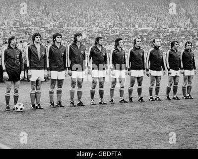 Die jugoslawische Mannschaft stellt sich vor dem ersten Spiel der Finals an: (l-r) Enver Maric, Vladislav Bogicevic, Ivan Buljan, Ivo Surjak, Josip Katalinski, Drazen Muzinic, Branko Oblak, Enver Hadziabdic, Jovan Acimovic, Ilija Petkovic Stockfoto