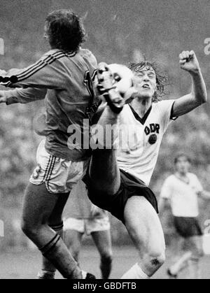 Gerd Kische (r) versucht, den Ball zu hacken Klar, wie Hollands Johan Neeskens (l) zurück in Stockfoto