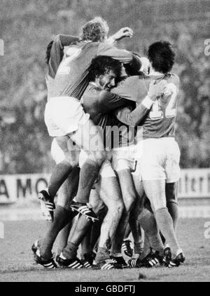 Jurgen Grabowski ist unter einem Haufen von Teamkollegen begraben, darunter Berti Vogts (2), Paul Breitner (c) und Wolfgang Overath (12), nachdem er das dritte Tor seines Teams bei einem 4-2-Sieg erzielt hatte Stockfoto