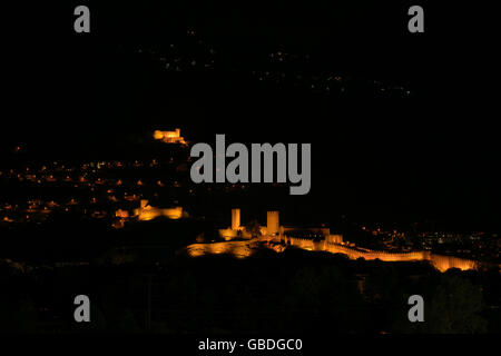 Die drei Schlösser von Bellinzona (Castelgrande, Montebello, Sasso Corbaro) bei Nacht. Kanton Tessin, Schweiz. Stockfoto