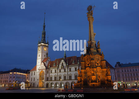 Säule der Heiligen Dreifaltigkeit und das Rathaus von Olomouc bei Nacht. Mähren, Tschechische Republik. Stockfoto